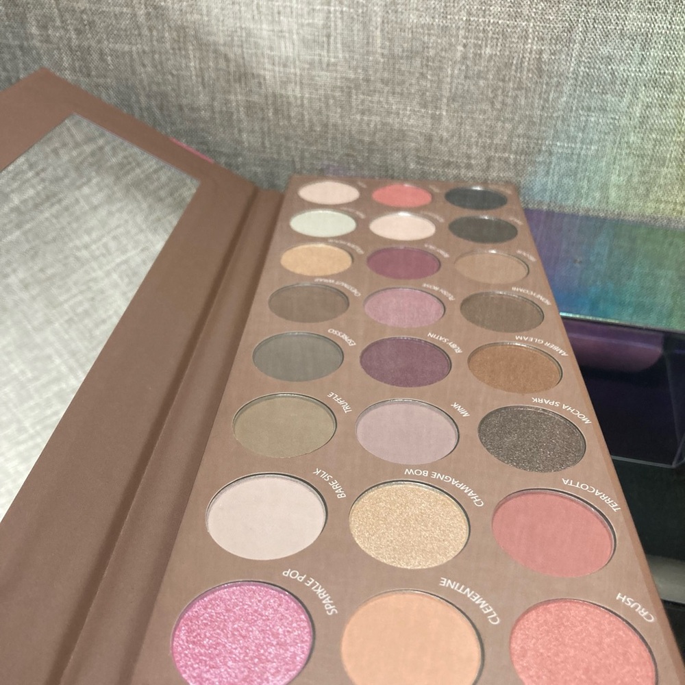 24pc Eyeshadow Palette Nude Hues - New